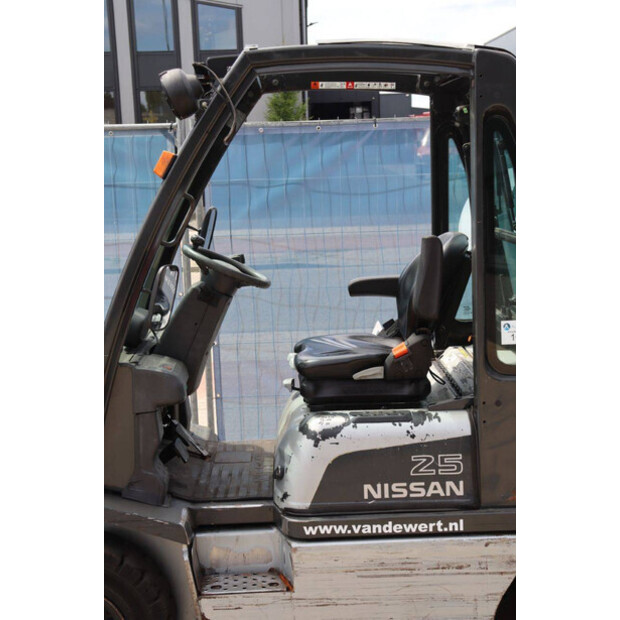 2006 نيسان UD02A25PQ-44820691