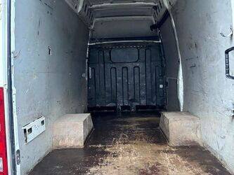 2011-iveco-35c18-1402940-44834563