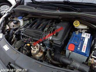 2015-peugeot-208-1402972-44835004