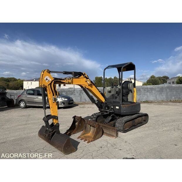 2016 بوبكات E26-44835087