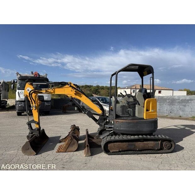 2016 بوبكات E26-44835088