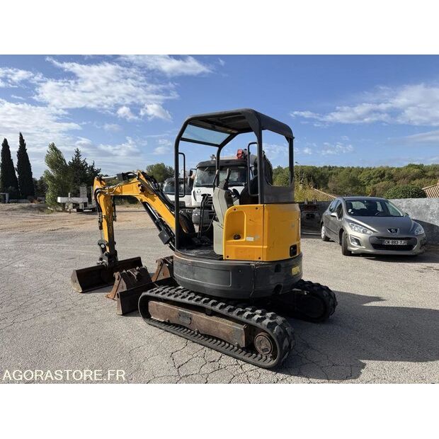 2016 بوبكات E26-44835089