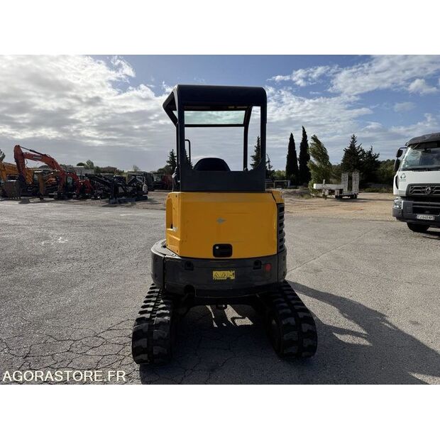 2016 بوبكات E26-44835090