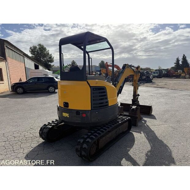 2016 بوبكات E26-44835091