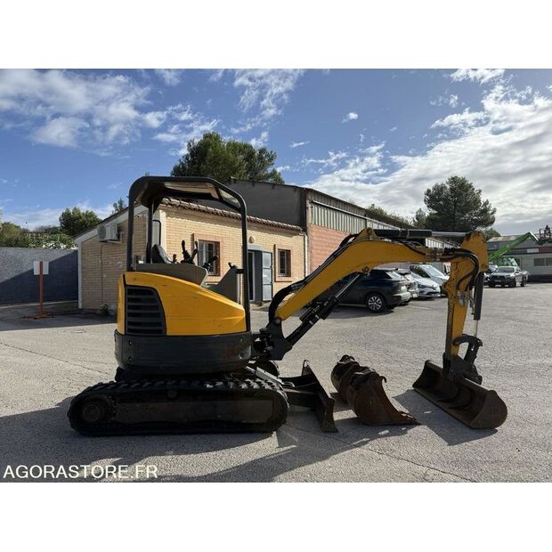 2016 بوبكات E26-44835092