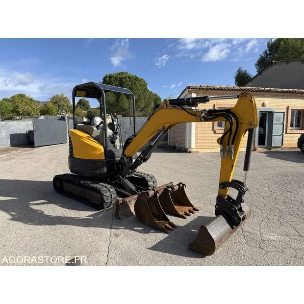 2016 بوبكات E26-44835093