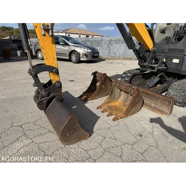 2016 بوبكات E26-44835095