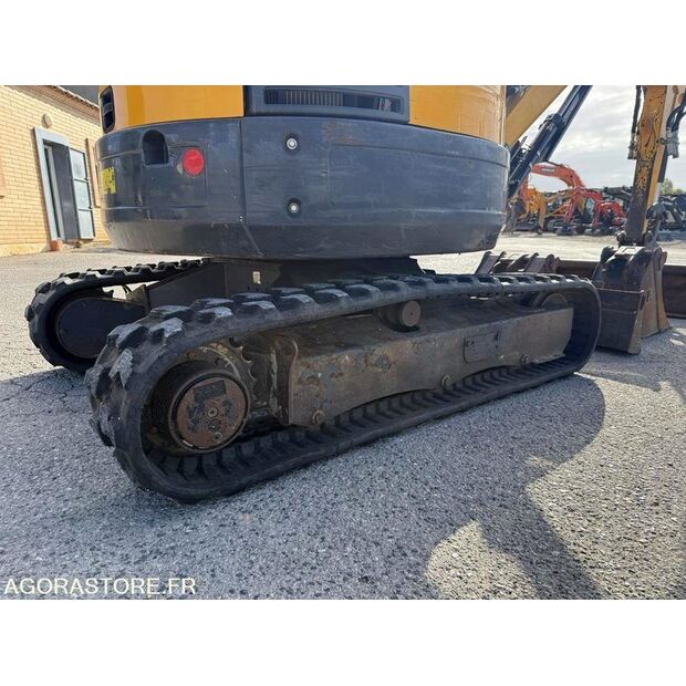 2016 بوبكات E26-44835098