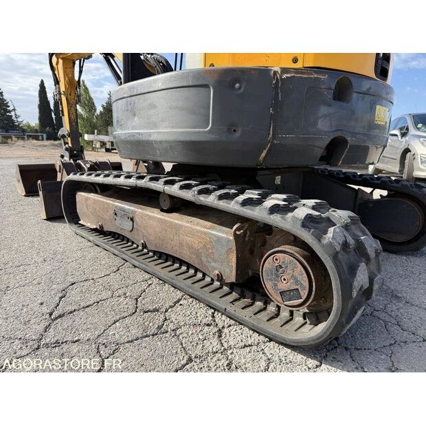 2016 بوبكات E26-44835099