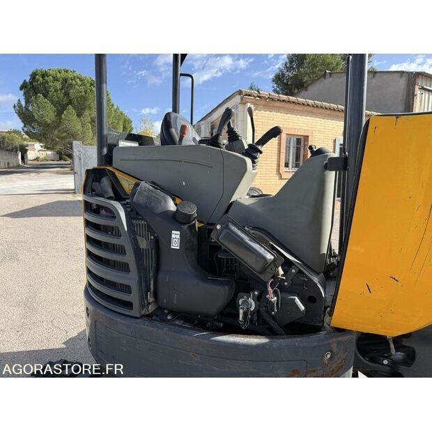 2016 بوبكات E26-44835103