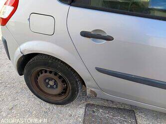 2005-renault-megane-1402981-44835135