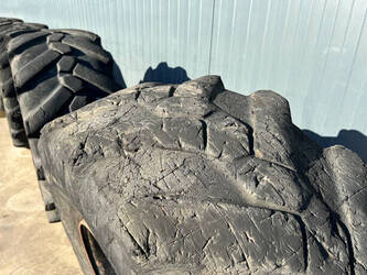 michelin-445-70r19-5-1403122-44837805