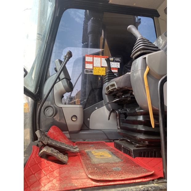 2024 Caterpillar 320D-44856072