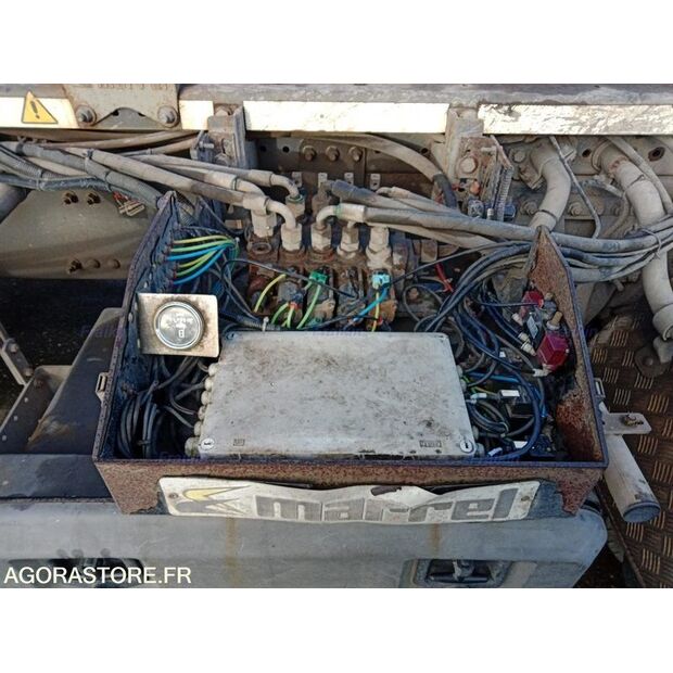 2017 رينو C-44901298