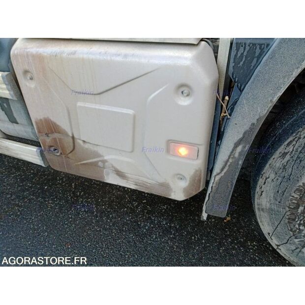 2017 رينو C-44901301