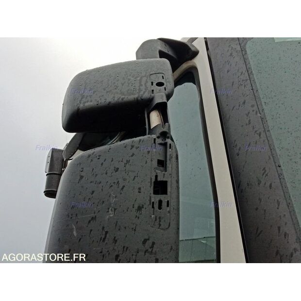 2017 رينو C-44901302