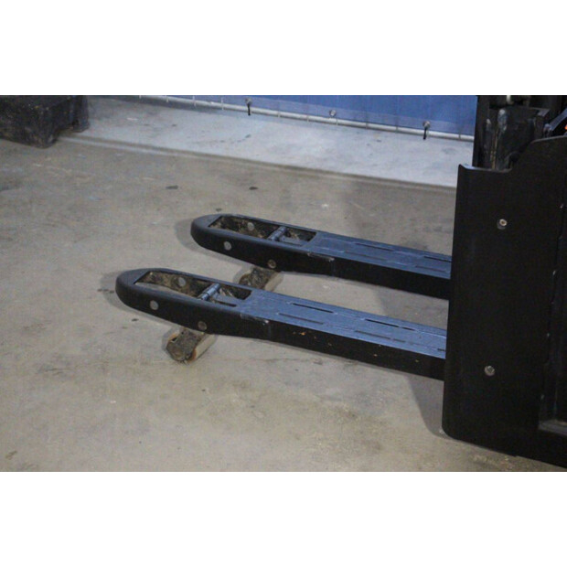 2017 Toyota SWE140L-44904081