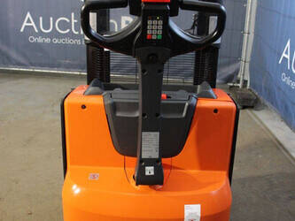 2020-toyota-swe200d-1404359-44904180