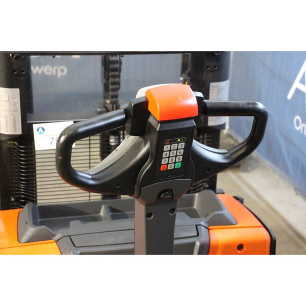 2020 Toyota SWE200D-44904193