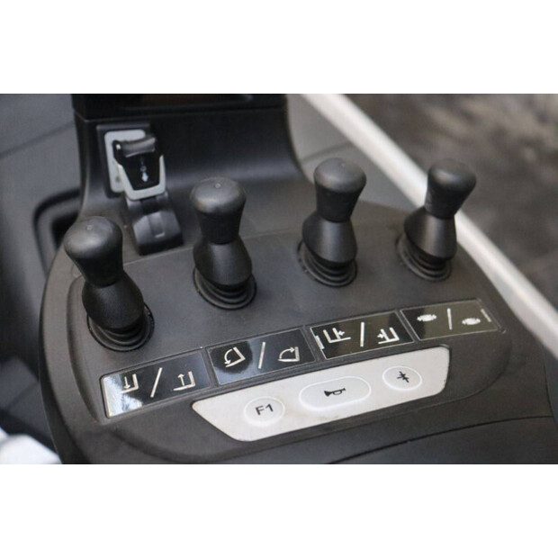 2020 Still RX60-25-44905209