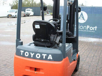 2010-toyota-8fbet16-1404413-44905881