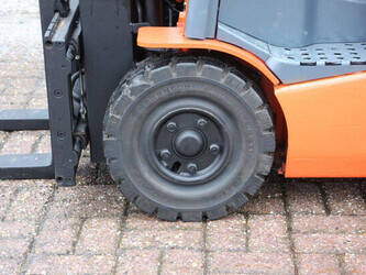 2010-toyota-8fbet16-1404413-44905889