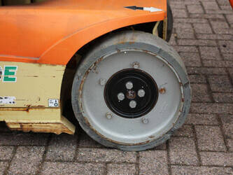 2011-jlg-toucan-10e-1404484-44908314