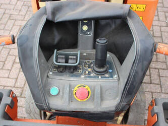 2011-jlg-toucan-10e-1404484-44908318