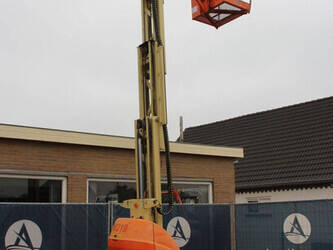 2011-jlg-toucan-10e-1404484-44908320