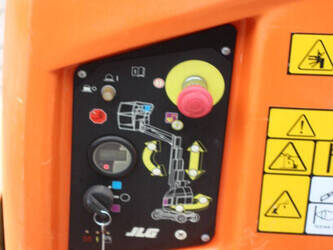 2011-jlg-toucan-10e-1404484-44908325