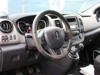 2016-renault-trafic-1404559-44910956