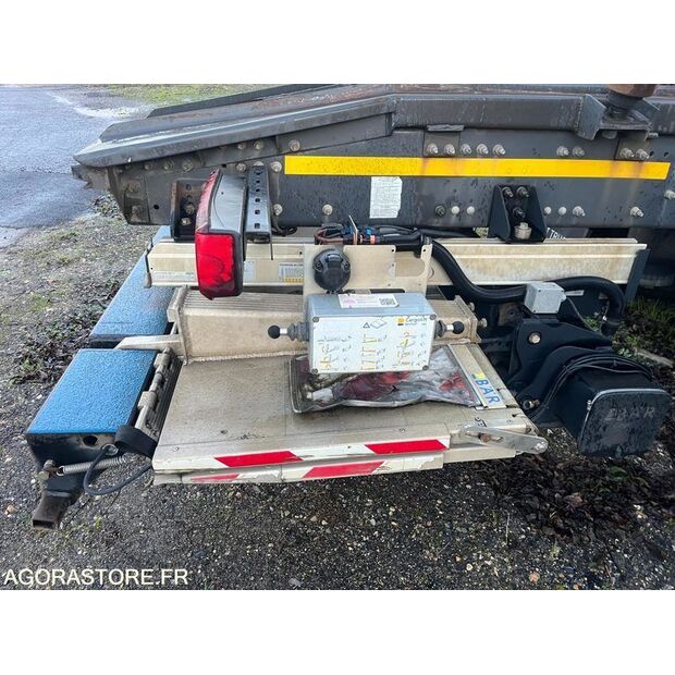 2017 Renault T-44963338