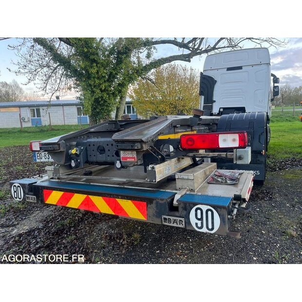 2017 Renault T-44963340