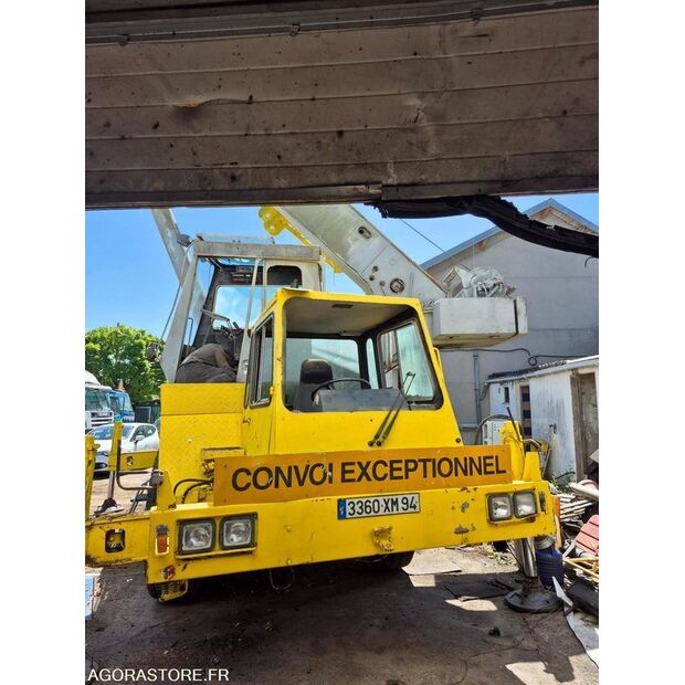 1990 جروف AT-44985824