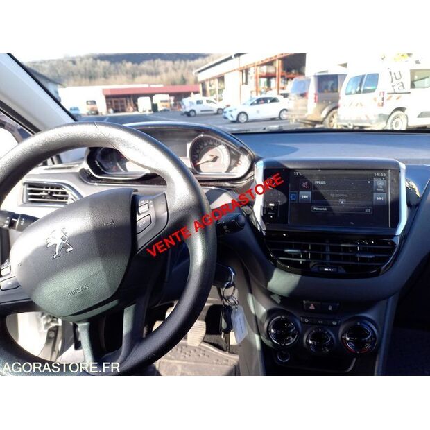 2014 Peugeot 208-44986174