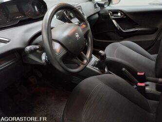 2013-peugeot-208-1406174-45004577