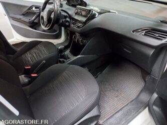 2013-peugeot-208-1406174-45004581