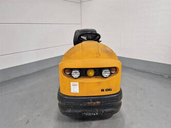 2011-still-r06-1406347-45007064