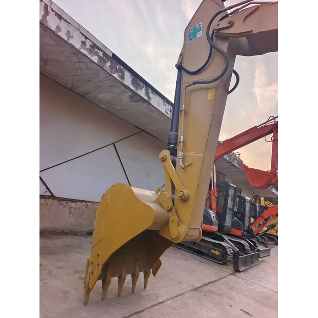 2024 Caterpillar 330D2L-45010182