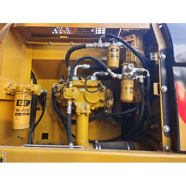 2024 Caterpillar 330D2L-45010195