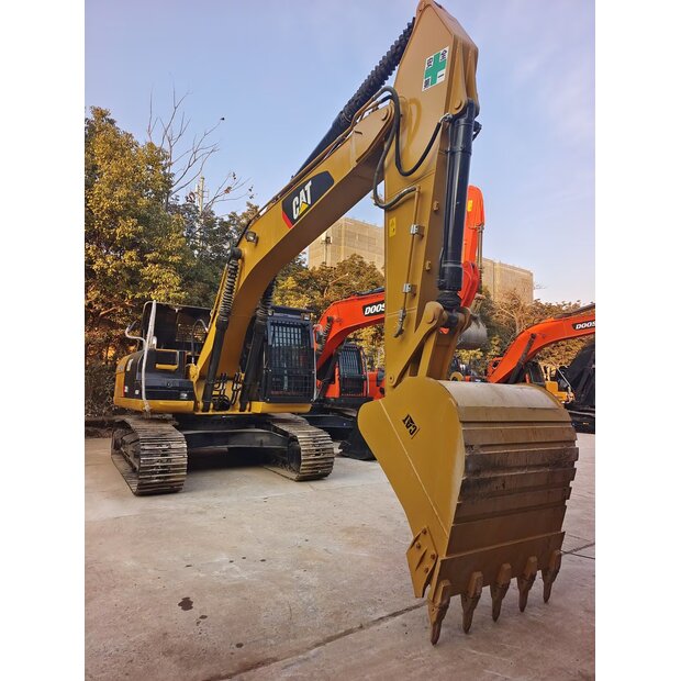 2024 Caterpillar 330D2L-45010197