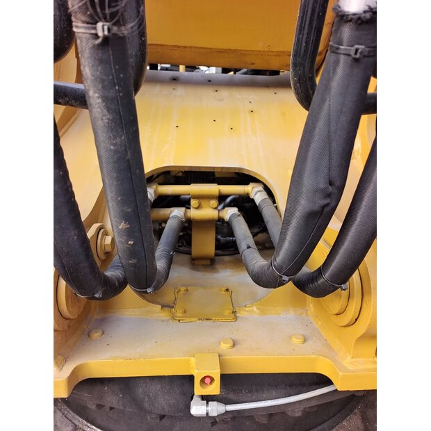 2024 Caterpillar 330D2L-45010198