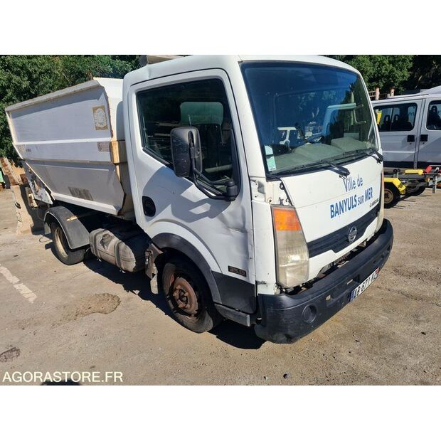 2009 نيسان Cabstar-45031558