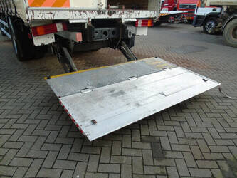 2014-mercedes-benz-axor-1829-1408024-45051074