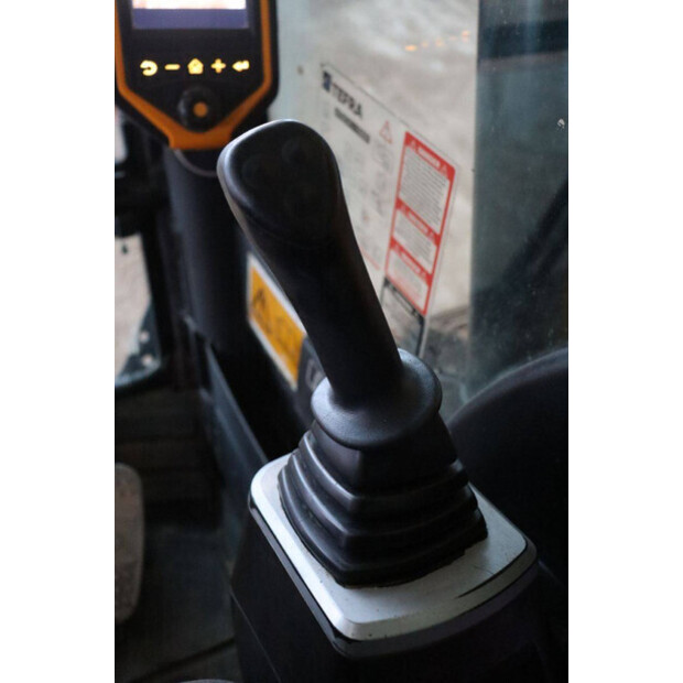 2018 JCB JS130LC-45051805