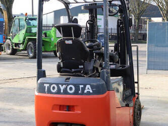 2016-toyota-8fbek18t-1408144-45055067