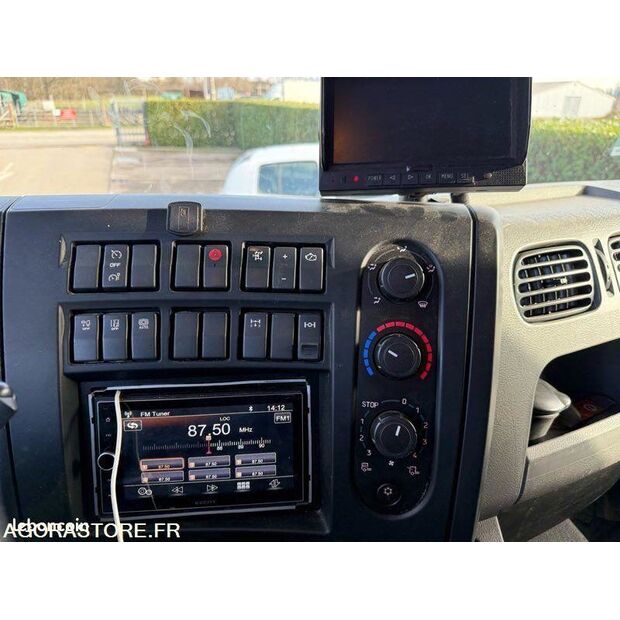 2019 Renault D-45106154