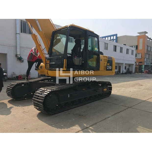 2023 Komatsu PC210-8-45110425