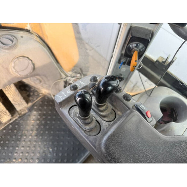 2013 فولفو L180G-45111780