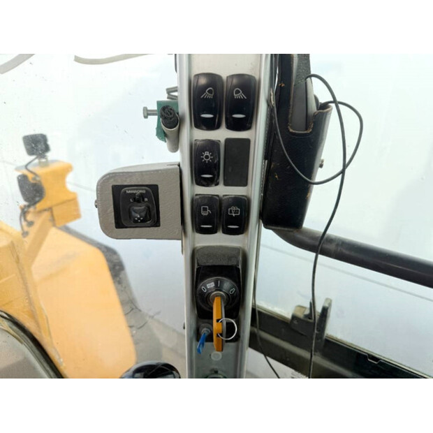 2013 فولفو L180G-45111782